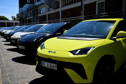 Европейският автомобилен пазар през 2025: Електрически мечти, дизелови кошмари и българският баланс на ръба