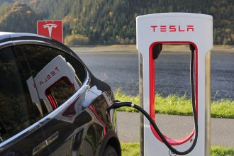 Край на безплатния ток: Защо зарядните станции на Tesla в България вече са платени — и защо това е по-важно, отколкото си мислите