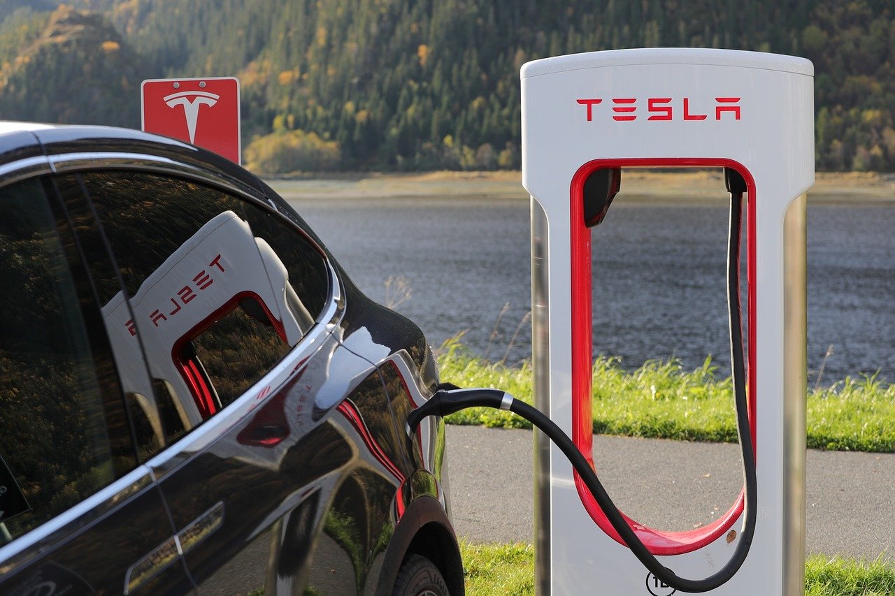 Край на безплатния ток: Защо зарядните станции на Tesla в България вече са платени — и защо това е по-важно, отколкото си мислите
