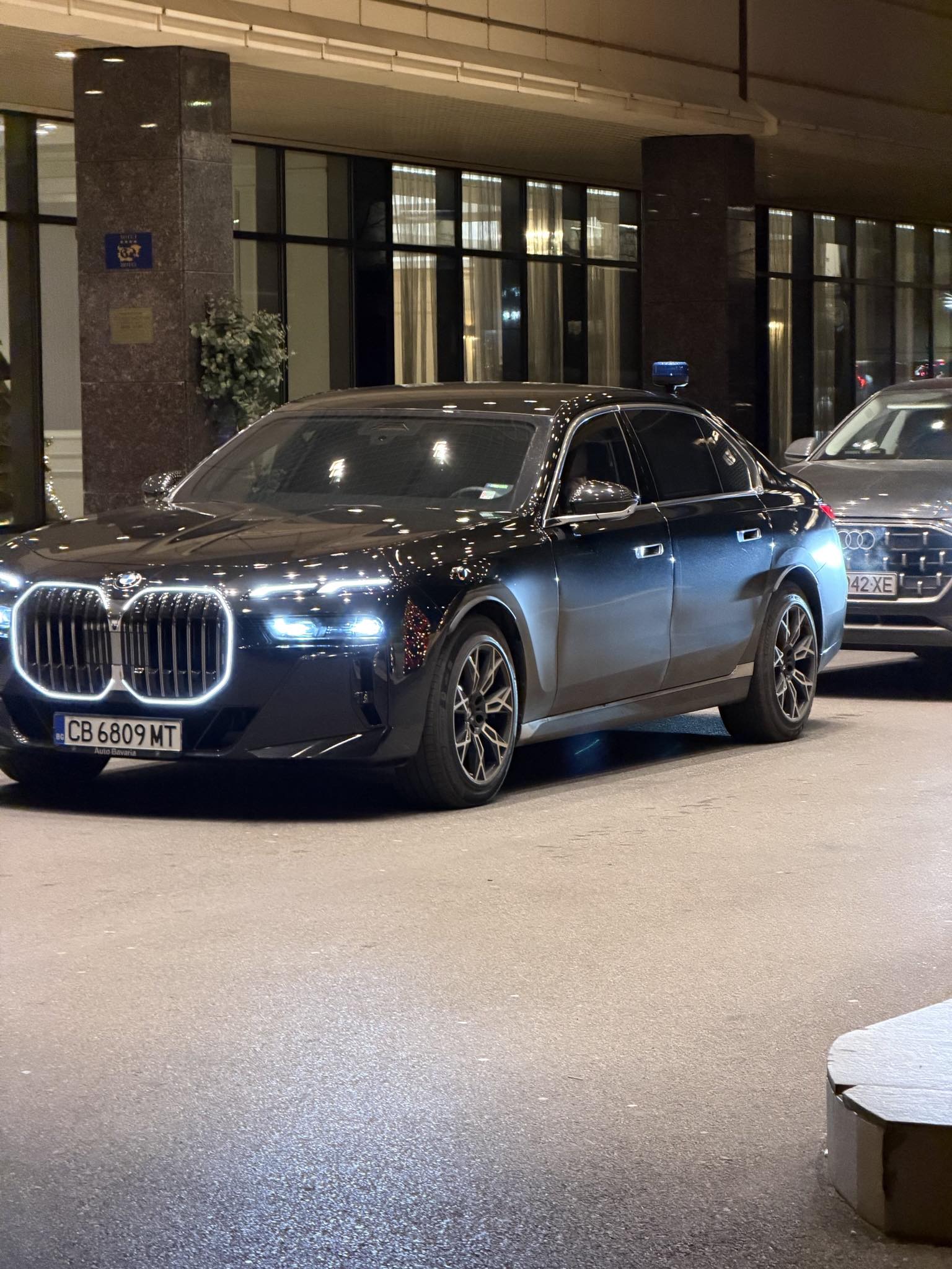 „Когато статусът има нужда от броня: Вътре в бронираното BMW 760 на Пеевски – цена, екстри и истинският смисъл на лукса“