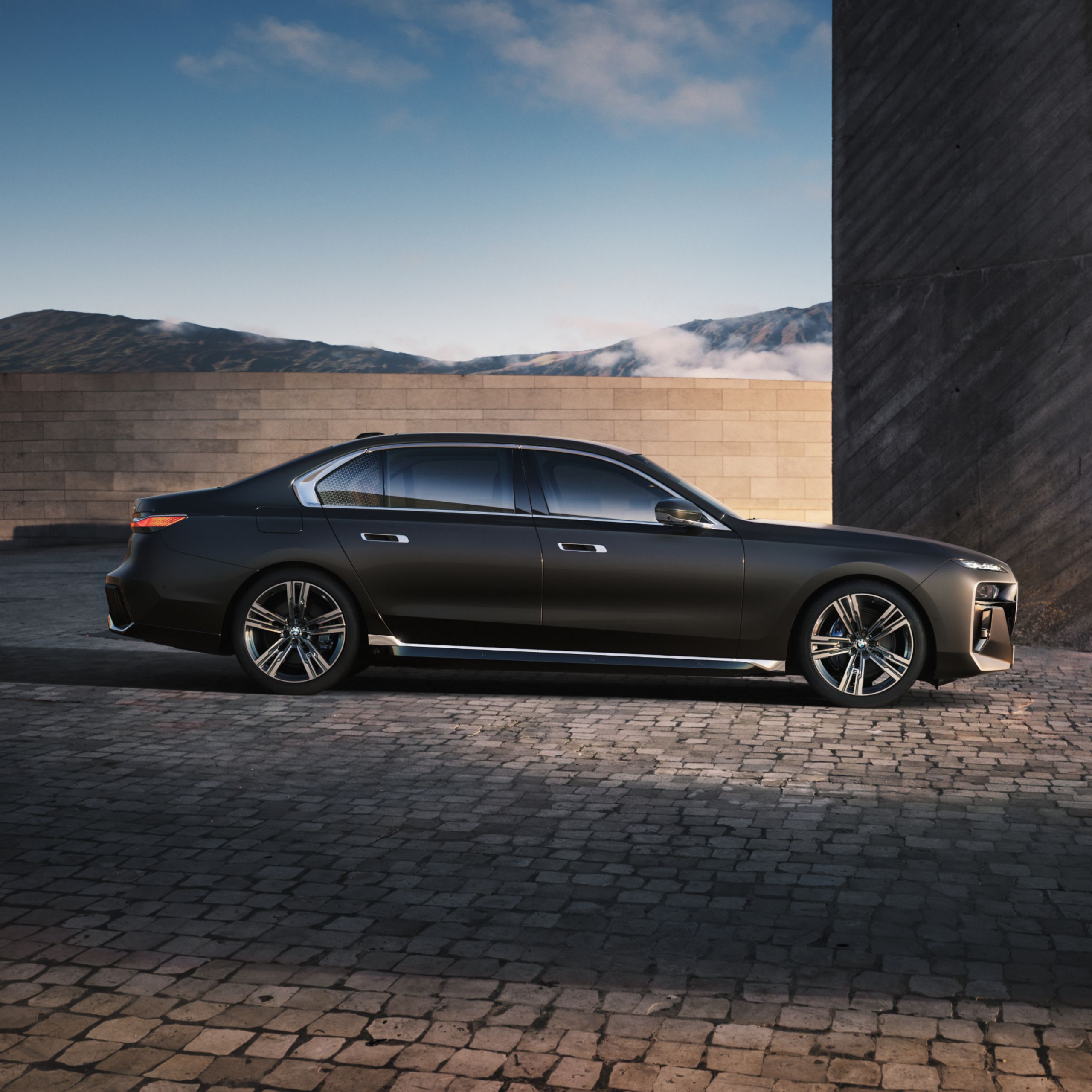Каква е колата на Пеевски - Бронирано BMW 760 последен модел - цена, екстри, лукс - изображение 4