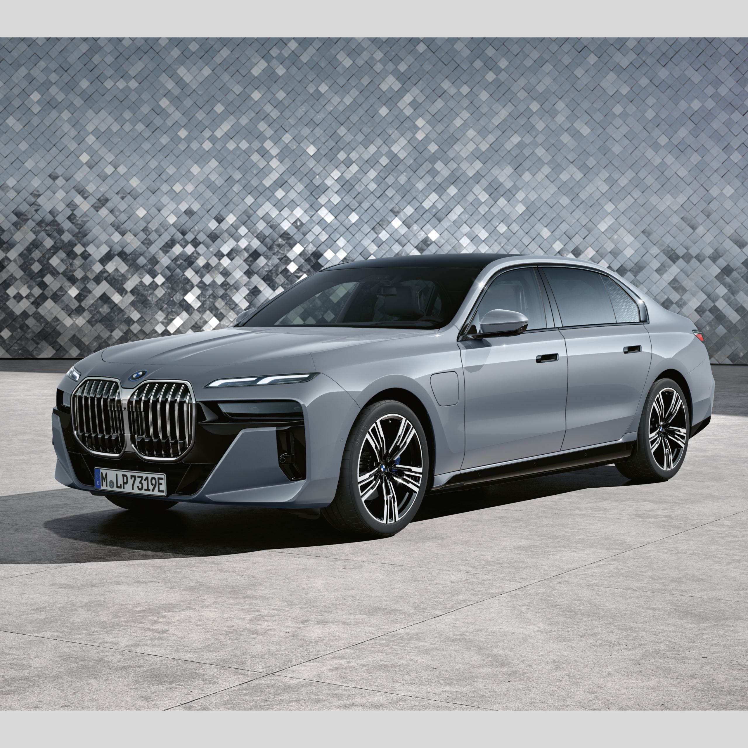 Каква е колата на Пеевски - Бронирано BMW 760 последен модел - цена, екстри, лукс - изображение 2