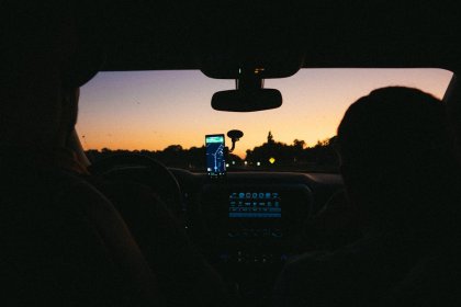 Екраните със следи от сок и спасителите на майчината психика: Автомобилните приложения, които наистина правят семейното пътуване по-лесно (и защо не тръгвам на път без тях)