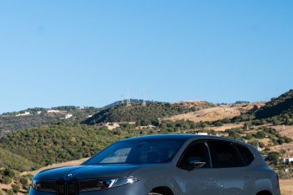 Новото BMW iX3 2026: Когато бъдещето най-накрая се усеща като BMW (а не като научен експеримент)