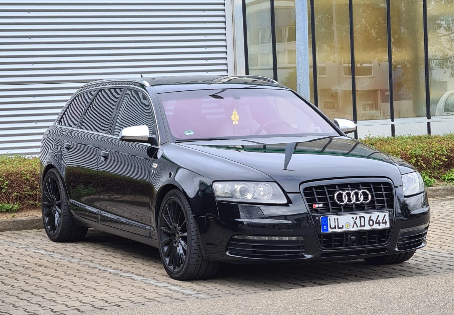 Защо старото Audi A6 още се чувства като дом по най-лошите български пътища (дори след 200 000 км)
